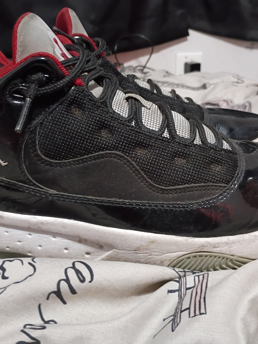 Jordan Men's Black and Red Low-Top Sneakers